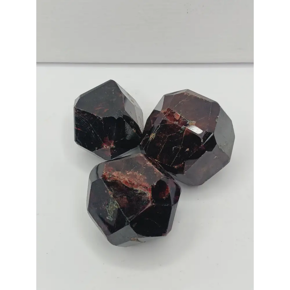 ❤️✨ Garnet Piece (Intuitive Pick) – Passion Strength and Vitality 🔥 - Medium - 2’’